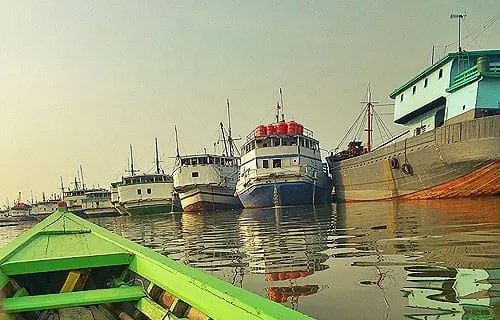 Bersampan di Pelabuhan Sunda Kelapa.