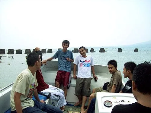 Mulanya ceria dan bersantai-santai.