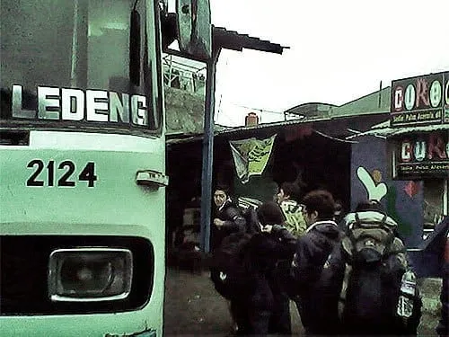 Naik bis Damri.