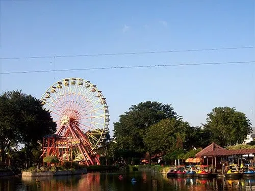 Wahana di Dufan: Bianglala.