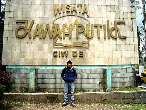 Kang Ilham di depan gerbang Kawah Putih.