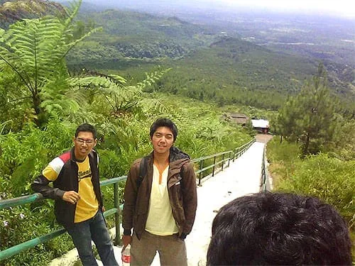 Capeknya miniti tangga menuju puncak.