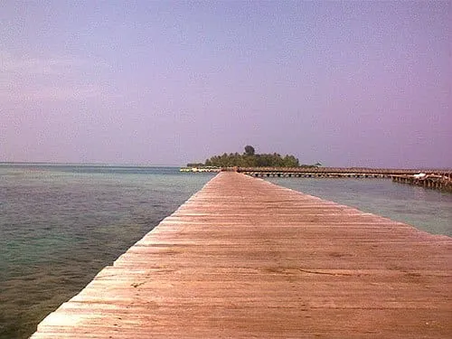 Jembatan Cinta yang menguhungkan Pulau Tidung Besar dan Kecil.