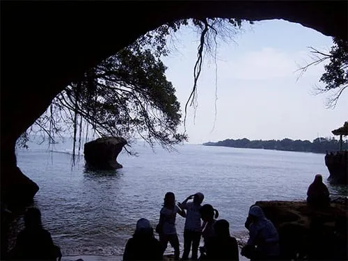 Pantai Karang Bolong.