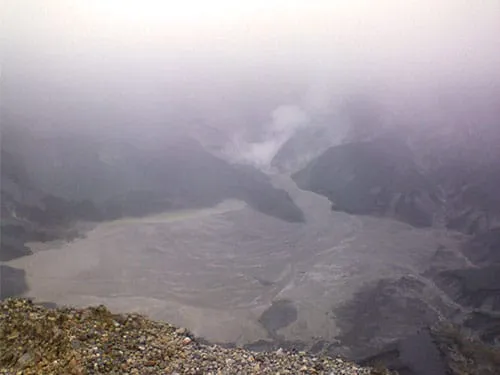 Kawah Ratu, kawah terbesar di Tangkuban Parahu.