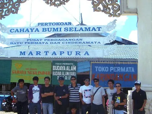 Di pusat cenderamata Kota Martapura.