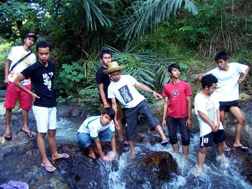 Sungai kecil berair jernih yang kami lewati.