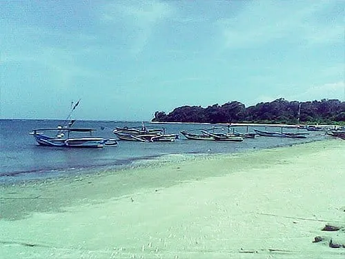 Perahu nelayan yang tertambat.