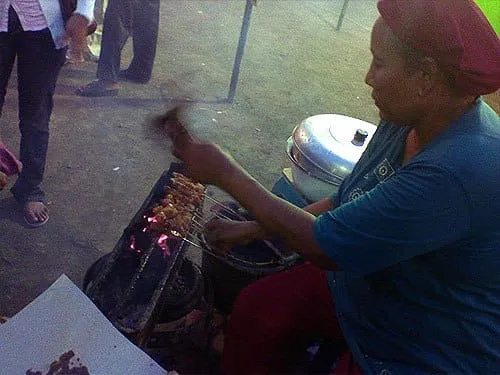 Ibu penjual sate.