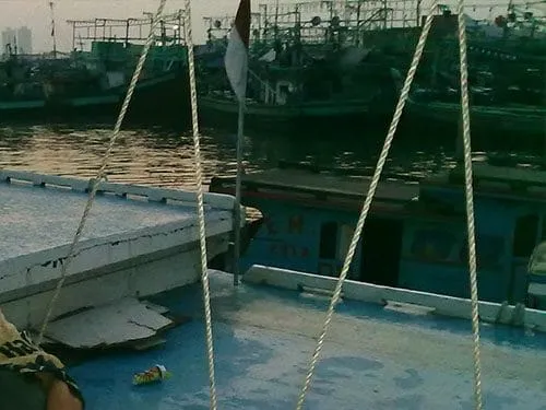 Suasana Dermaga Muara Angke di pagi hari.
