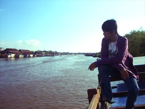 Menyusuri Sungai Barito dengan kapal.