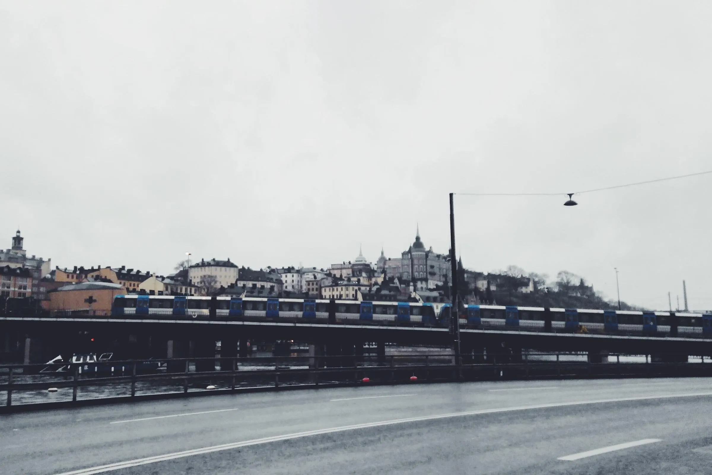 Tunnelbana melintasi perairan antara Gamla Stan dan Slussen.