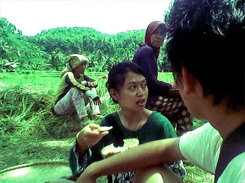 Menikmati kelapa muda di pematang sawah.