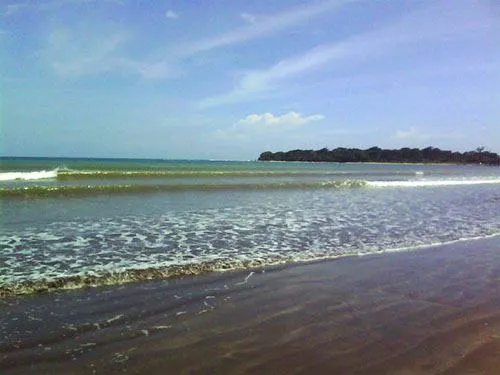 Ombak yang kecoklatan karena bercampur dengan pasir pantai yang halus.