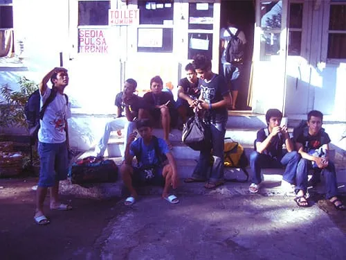 Menunggu giliran untuk mandi.