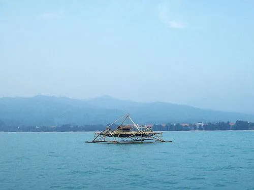 Melewati bagan ikan di lepas laut.