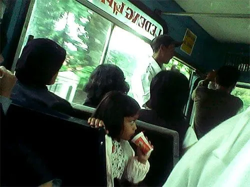 Suasana di dalam bus Damri.