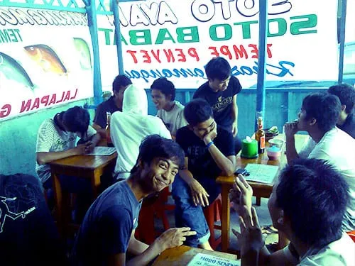 Mengisi perut yang lapar sebelum melanjutkan perjalanan.