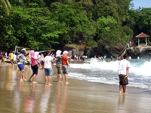 Teman-teman sekolah di Pantai Karang Bolong.