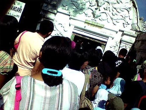 Menyusup di antara rombongan anak-anak TK.