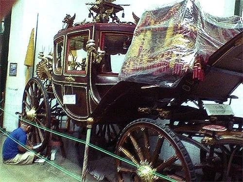 Seorang petugas tengah memperbaiki salah satu koleksi kereta kencana.