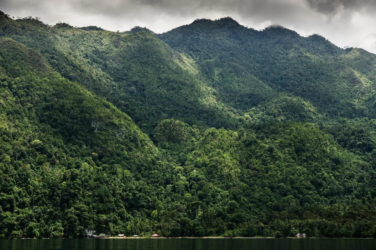 Negeri Saleman yang terlindungi bukit-bukit hijau. (Dari Flickr oleh Maurice Weststrate)
