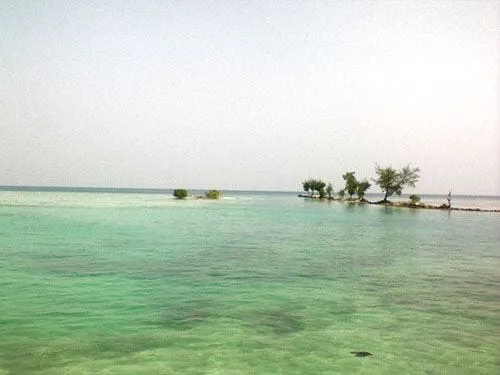 Perairan Pulau Tidung yang jernih.