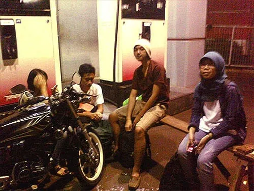 Pom Bensin di sebelah Dermaga Muara Angke.
