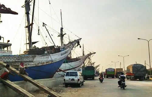 Suasana di Pelabuhan Sunda Kelapa.