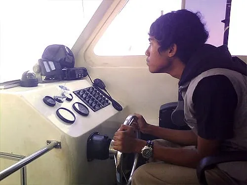 Zaki menjadi nahkoda kapal.