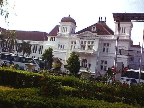 Gedung Bank BI yang merupakan peninggalan Kolonial Belanda.