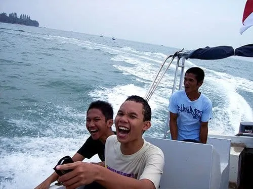 Mulai seru dan menegangkan saat nahkoda mulai bermanuver.