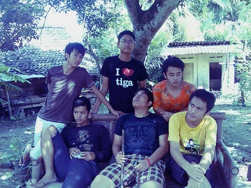 Di bawah pohon rindang.