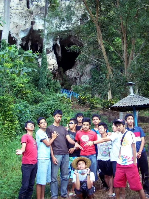 Di depan mulut Goa Batu Hapu.