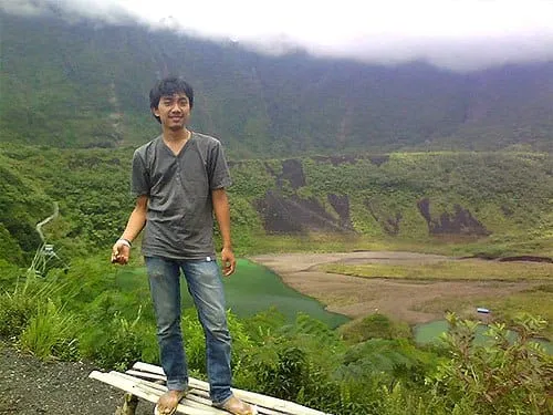 Fredha berpose dengan latar Kawah Galunggung.