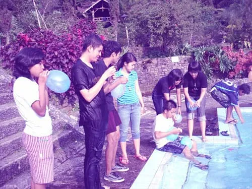 Sesi games bersama teman-teman kelas.