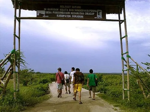 Gapura kayu Desa Pangumbahan.