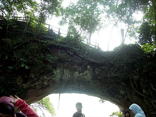 Karang berukuran masif melengkung seperti gapura.