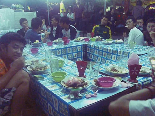 Santap malam di lesehan Malioboro.