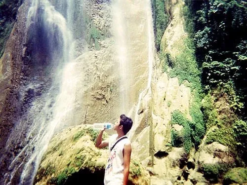 Meminum air bertuah Curug Cikaso.