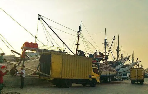 Menurunkan muatan.