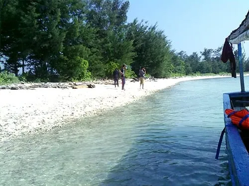 Merapat di Pulau Air.