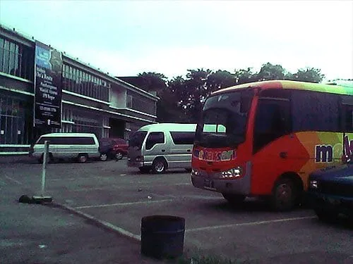 Menunggu Damri di Botani Square.