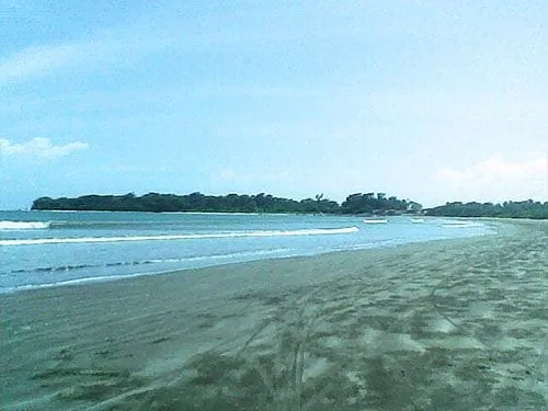 Suasana Pantai Ujung Genteng di pagi hari.