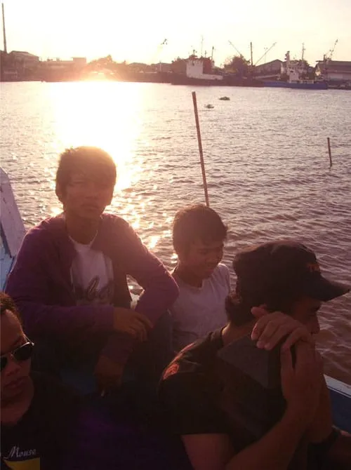 Melewati senja di atas kapal, menyusuri Barito.