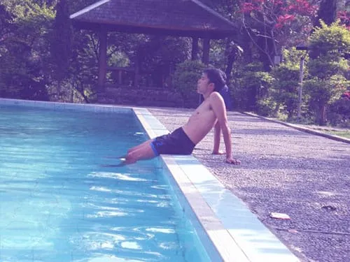 Berenang di air es.