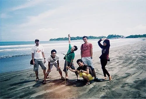 Berpose di pantai Ujung Genteng.