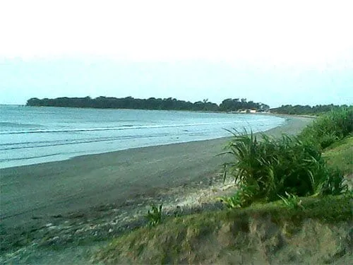 Bentuk pantai yang melengkung seperti busur.