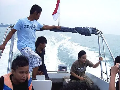 Saat nahkoda mulai mengendarai dengan kaki. Mampus!