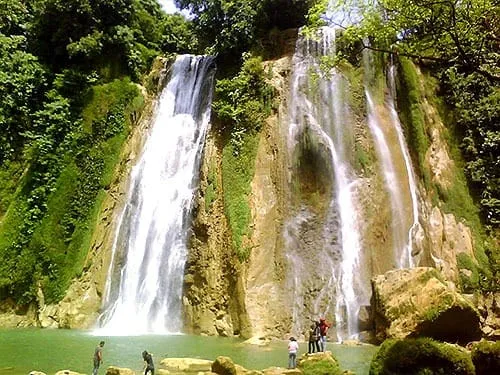 Tiga aliran air terjun Curug Cikaso.